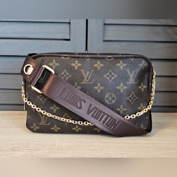 Authentic LOUIS VUITTON Trousse De Toilette 23 Crossbody Bag - Picture 1 of 12